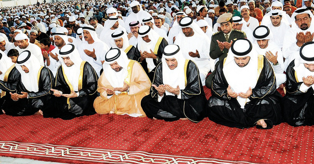 "حاكم الفجيرة يؤدي صلاة العيد وإلى جانبه عدد من الشيوخ"