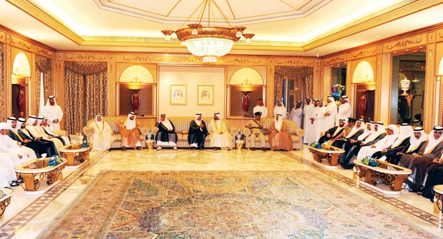 "محمد بن راشد يستقبل بحضور حمدان بن محمد وحمدان بن راشد ومكتوم بن محمد جموع المهنئين بالعيد"