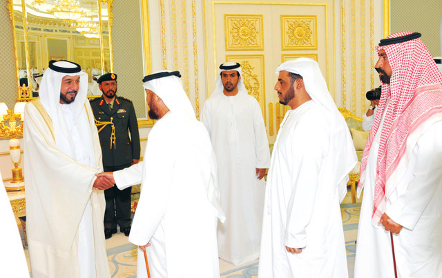 "خليفة يستقبل جموع المهنئين"