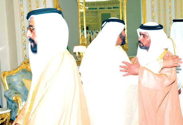 "محمد بن راشد بحضور طحنون بن محمد يتبادل التهاني مع حمدان بن مبارك"