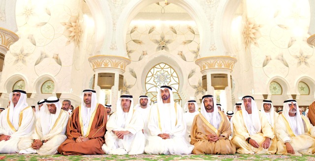 "محمد بن زايد يؤدي صلاة العيد والى جانبه عدد من الشيوخ"