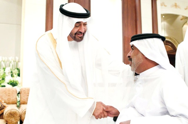 "وسموه يتلقى تهنئة أحد المواطنين"