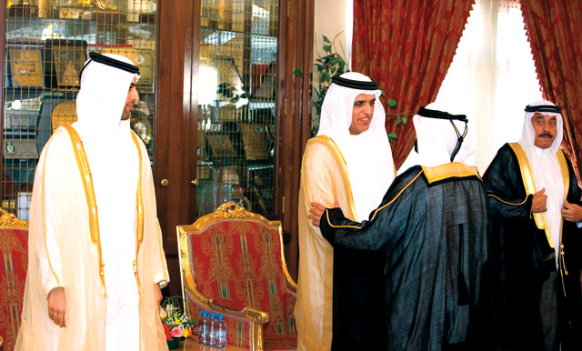 "سعود بن صقر القاسمي ومحمد بن سعود يستقبلان المهنئين بالعيد"