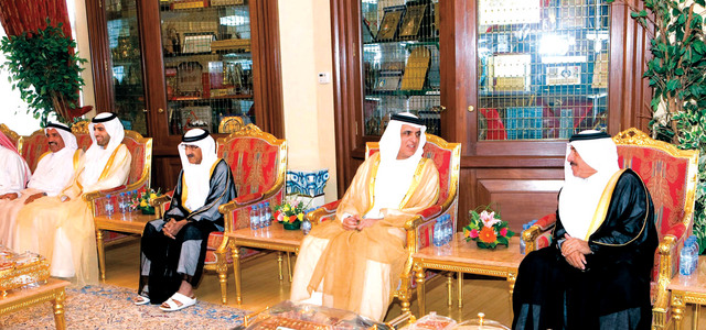 ".. ويتبادلان الحديث مع المهنئين"