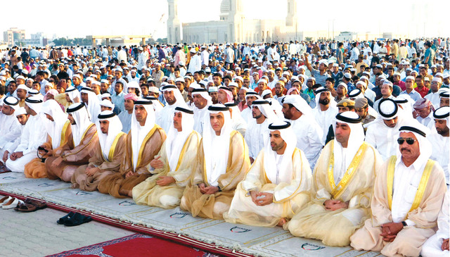 "حاكم رأس الخيمة يؤدي صلاة العيد وإلى جانبه ولي العهد"