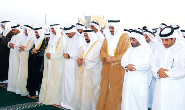 "سلطان القاسمي يؤدي صلاة العيد وإلى جانبه ولي عهد ونائب حاكم الشارقة"