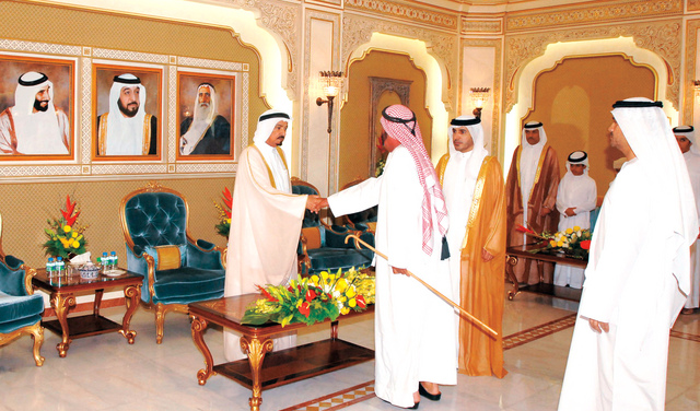 ".. وسموه يتلقى التهاني بالعيد من المواطنين"