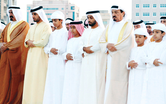 "..وسموه يؤدي صلاة العيد"