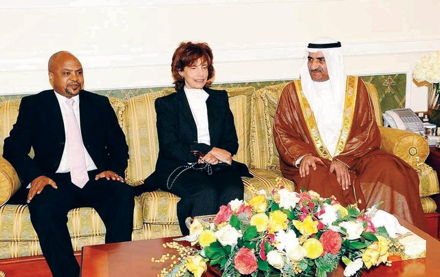 "حمد الشرقي خلال استقباله قناصل الدول المعتمدين لدى الدولة"