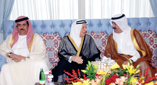 "حاكم أم القيوين خلال استقباله القرق بحضور حميد المعلا"