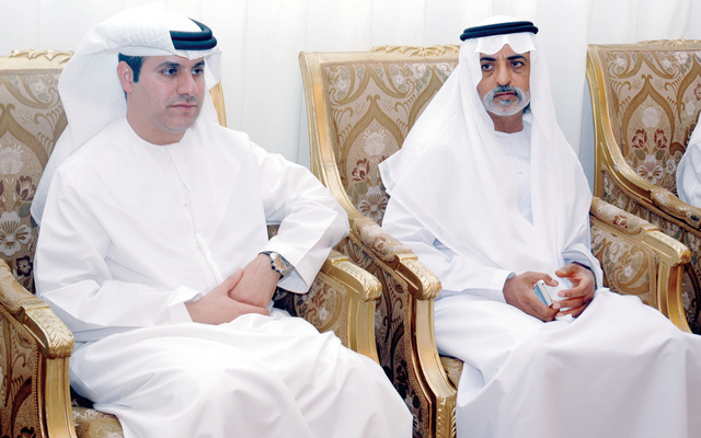 "نهيان بن مبارك يقدم التعازي"