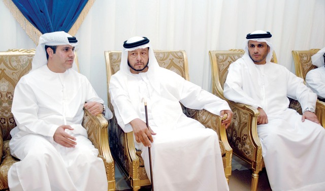 "سلطان بن زايد يقدم واجب العزاء  لأسرة الفقيد"
