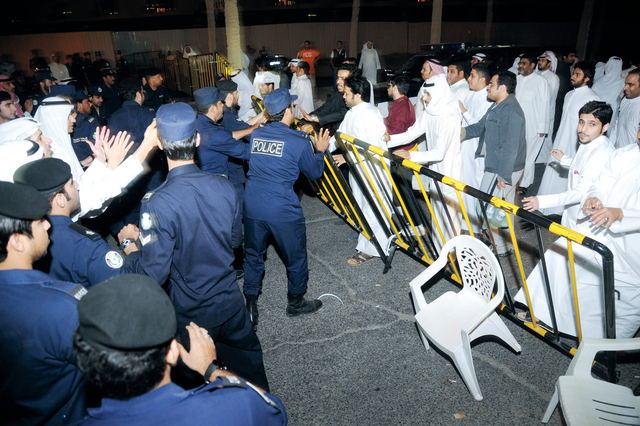 "اشتباك قرب بوابات البرلمان"