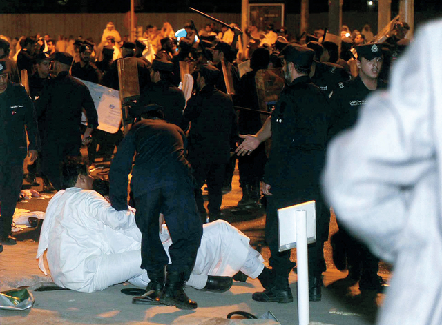 "اشتباك وإصابات في ساحة الإرادة بين المتظاهرين ورجال الأمن"