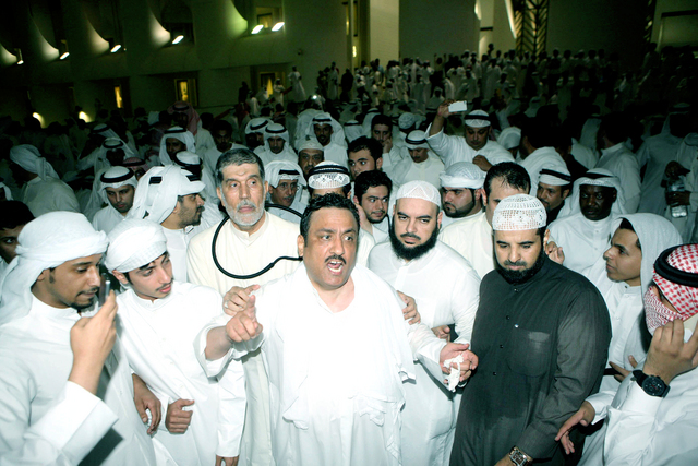 "النائب البرّاك في مقدمة الجموع"