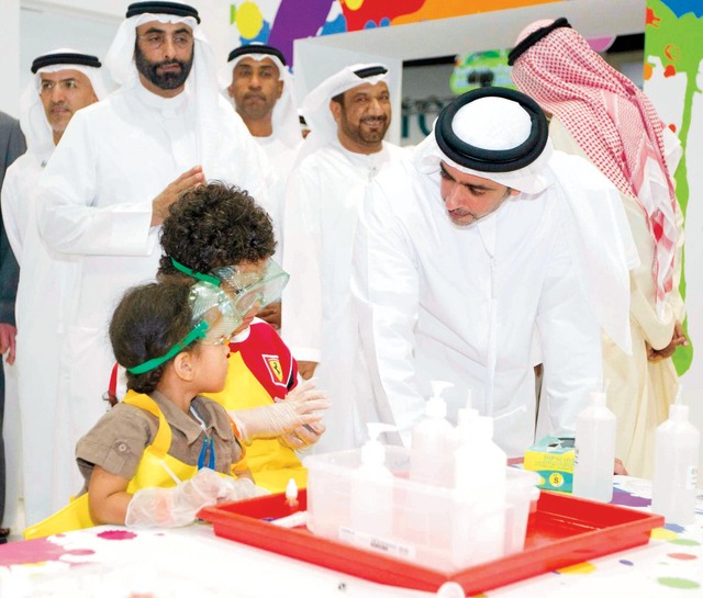 "سيف بن زايد يتحدث الى المشاركين الصغار"