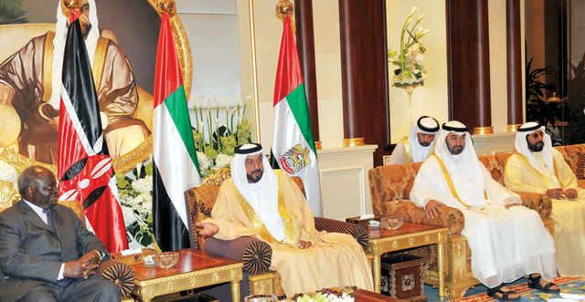 "خليفة لدى استقباله كيباكي بحضور محمد بن زايد وطحنون بن محمد"