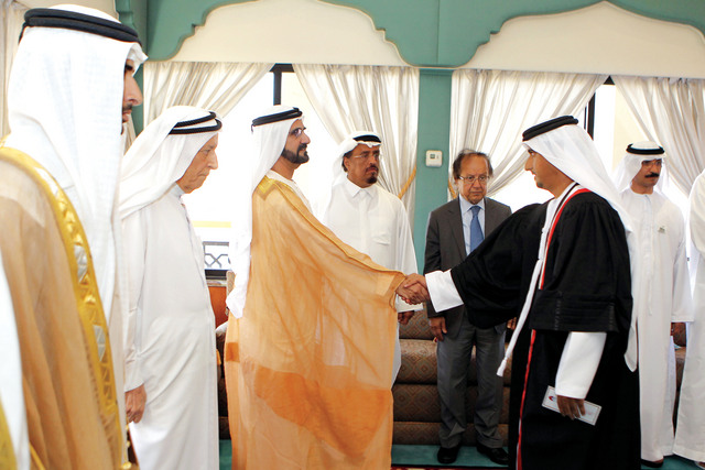 "محمد بن راشد يصافح أحد القضاة بحضور حمدان بن محمد وضاحي خلفان وصالح القرق وعبدالله صالح وسلطان بن سليم"