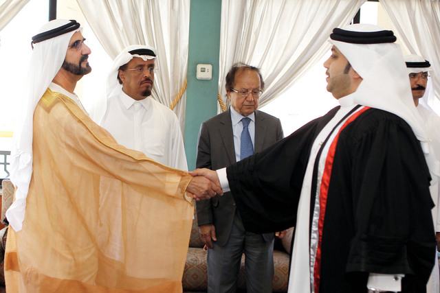 "نائب رئيس الدولة يصافح قاضياً بحضور ضاحي خلفان وعبدالله صالح وسلطان بن سليم"
