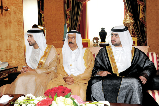 "حمدان ومكتوم بن محمد ومحمد المر خلال اللقاء"