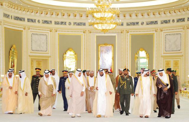 "رئيس الدولة ونائبه يستقبلان وزراء الدفاع بــ«التعاون» بحضور طحنون بن محمد وحمدان بن زايد"