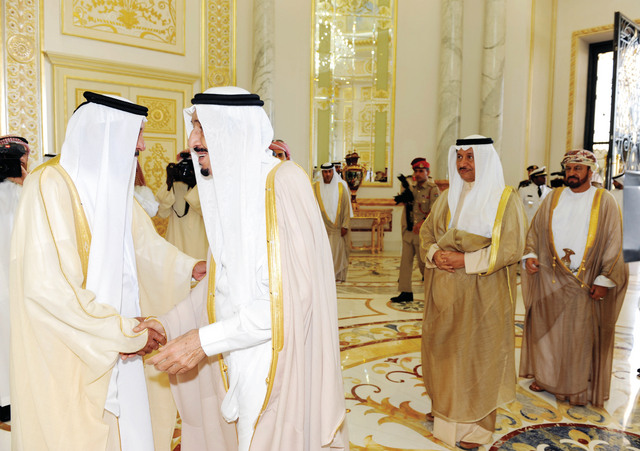 "خليفة يصافح سلمان بن عبدالعزيز بحضور جابر المبارك الصباح والسيد بدر بن سعود البوسعيدي"