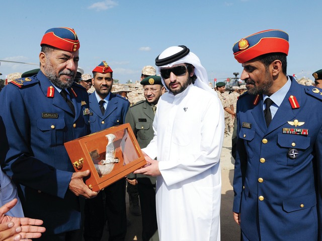 ".. وسموه يتسلم هدية تذكارية من القوات المسلحة"