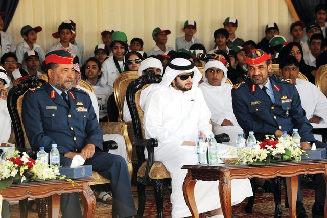 "أحمد بن محمد بن راشد آل مكتوم تابع عروضاً جوية وبرية للقوات المسلحة"