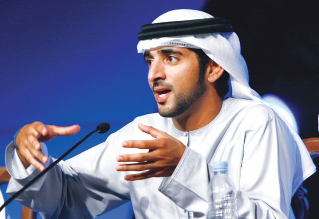 "الشيخ حمدان بن محمد بن راشد آل مكتوم يلقي قصيدة في إحدى الأمسيات"