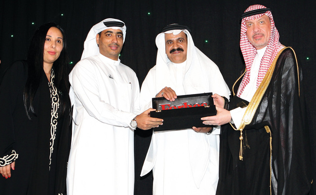 "سامي الريامي يتسلم جائزة «فوربس» من القنصل السعودي وناصر الطيار بحضور خلود العميان"