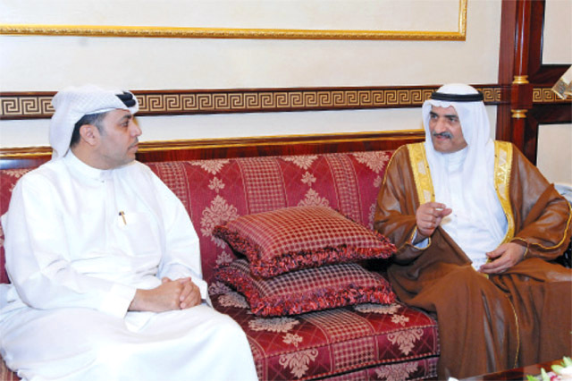 "صاحب السمو الشيخ حمد بن محمد الشرقي متحدثاً إلى ظاعن شاهين"