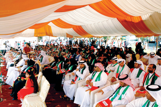 "جمهور واسع يتابع فقرات الحفل"
