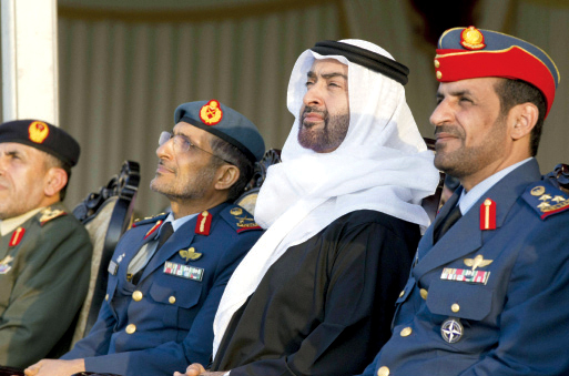 "محمد بن زايد يتابع العروض العسكرية"
