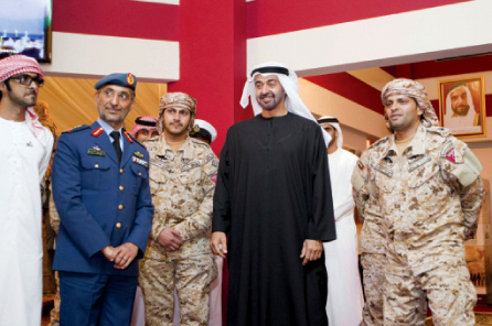 "ولي عهد أبو ظبي مع ضباط من القوات المسلحة"