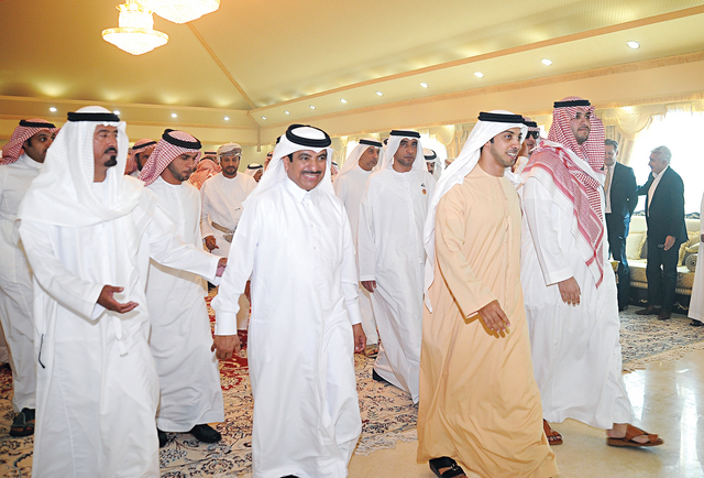 "منصور بن زايد في مقدمة الضيوف في مأدبة الغداء"