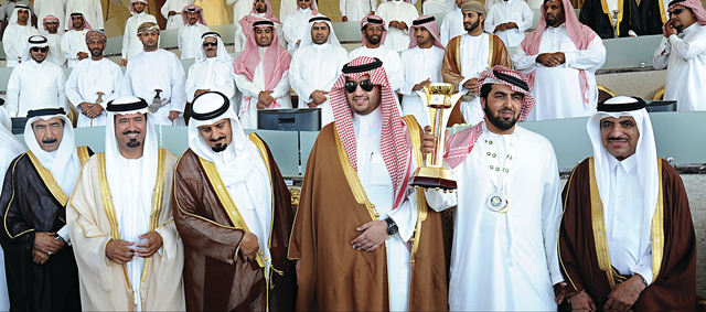 "سلطان بن حمدان خلال مراسم توزيع الجوائز على الفائزين"