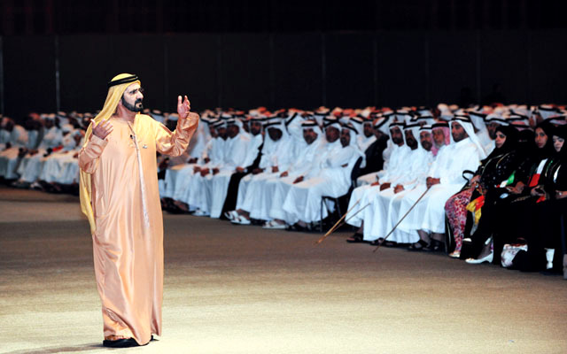 "محمد بن راشد ال مكتوم خلال محاضرته أمام حشد من المثقفين"
