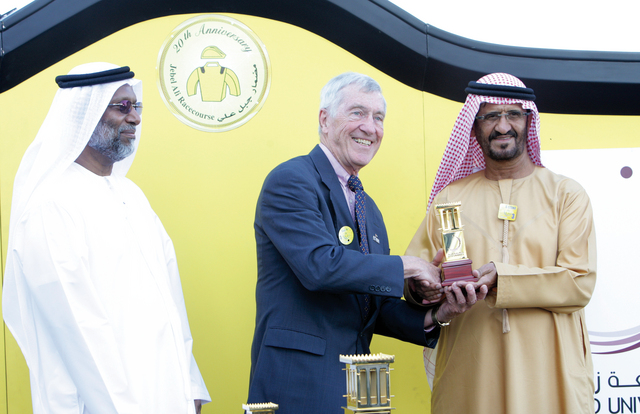 "المدرب علي الرايحي يتسلم الجائزة من الدكتور ويلسون بحضور سعيد الرميثي"