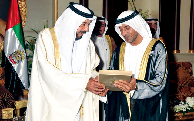 "خليفة يتسلم من أحمد بن سعيد نسخة من الكتاب بحضور النعيمي والمعلا"