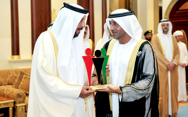 "رئيس الدولة يتسلم الجائزة من أحمد بن سعيد"