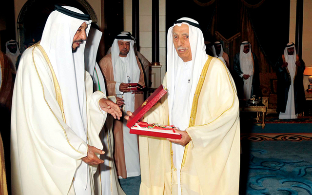 "خليفة يكرم جمعة الماجد"