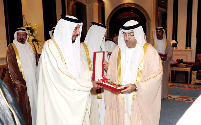 "رئيس الدولة يكرم العويس"