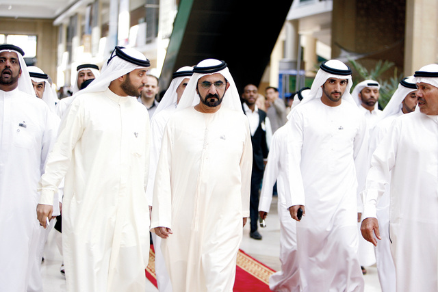 "محمد بن راشد لدى جولته في المعرض بحضور حمدان بن محمد وسعيد بن مكتوم ومصبح راشد الفتان وقاضي مروشد وخليفة سليمان"