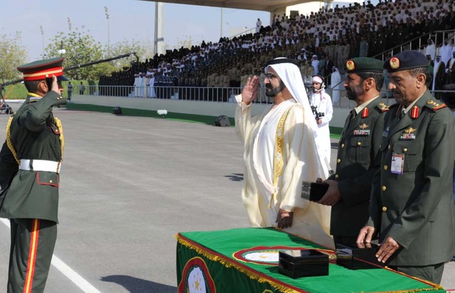 "محمد بن راشد يرد على تحية أحد الخريجين"