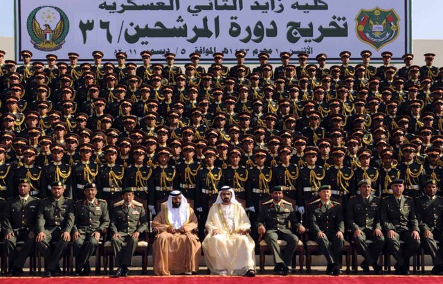 "محمد بن راشد وطحنون بن محمد يتوسطان الخريجين وكبار الضباط بحضور حمد الرميثي وقائد الكلية"