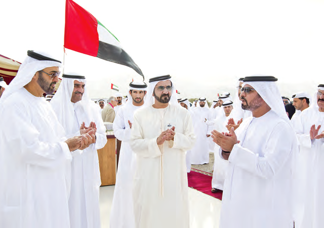 "محمد بن راشد وحمد الشرقي ومحمد بن زايد يصفقون لحمدان بن مبارك بعد تقديمه شرحاً عن المشروع بحضور حمدان بن محمد"