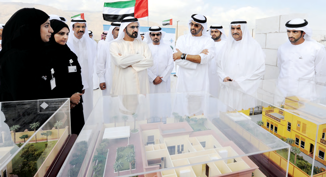 "محمد بن راشد وحمد الشرقي ومحمد بن زايد يستمعون إلى شرح عن المشروع بحضور حمدان بن محمد ومحمد بن حمد الشرقي ومحمد المر وحمدان بن مبارك"