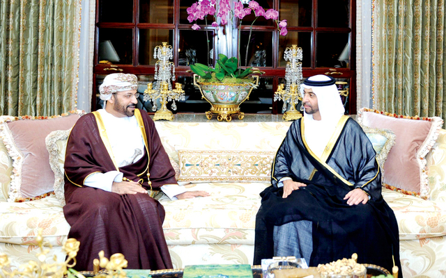 "حمدان بن زايد خلال استقبال وزير الداخلية العماني"