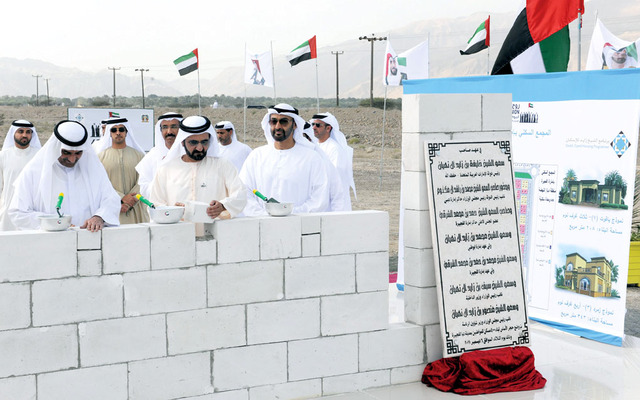"محمد بن راشد وحمد الشرقي ومحمد بن زايد يضعون حجر الأساس للمشروع بحضور محمد المر وسيف ومنصور بن زايد"