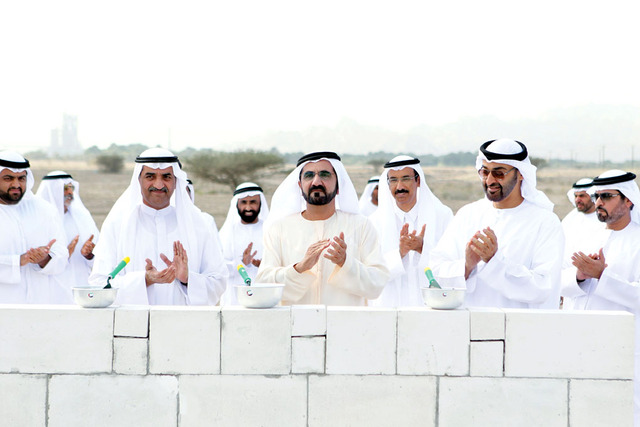 "محمد بن راشد وحمد الشرقي ومحمد بن زايد ومحمد بن حمد الشرقي يصفقون بعد وضع حجر الأساس بحضور محمد المر ونهيان وحمدان بن مبارك"